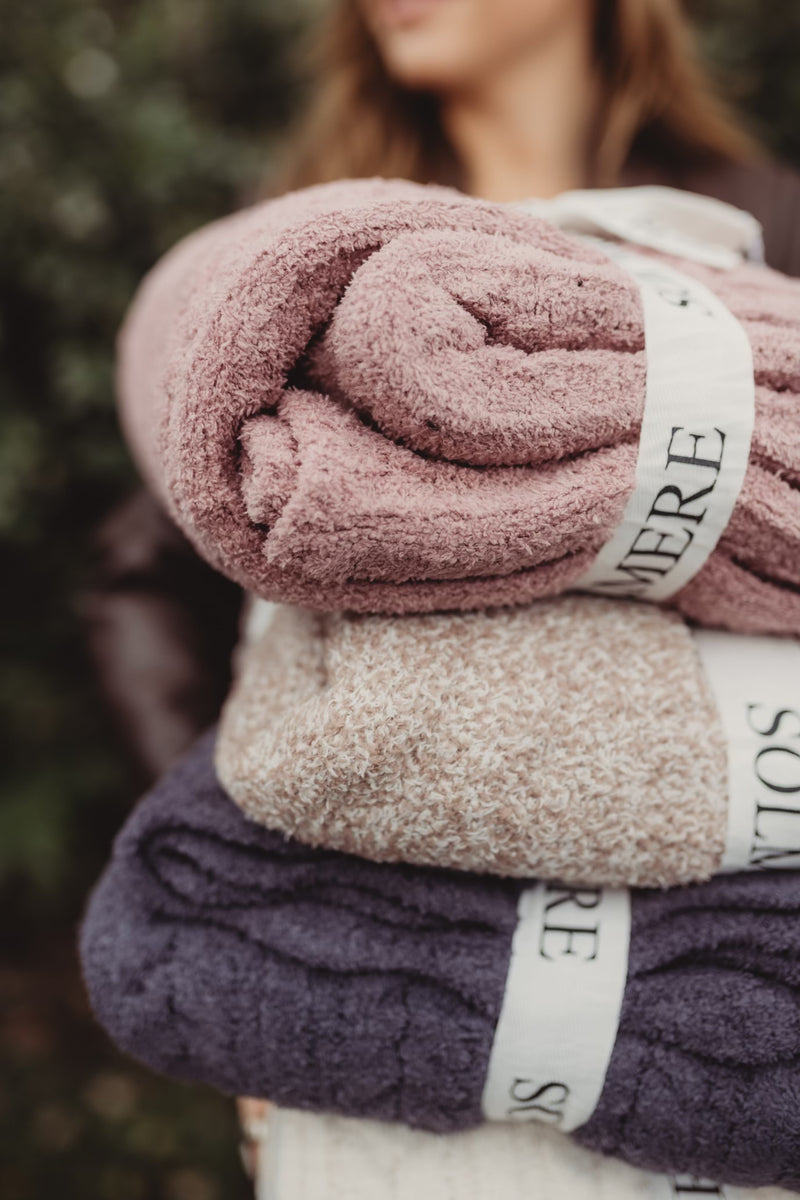 Cable Knit Monochromatic Blanket